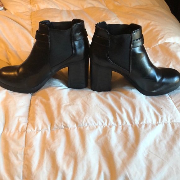 Black boots - Picture 3 of 5